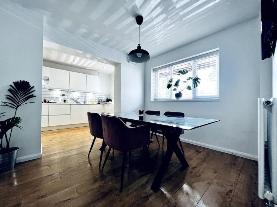 Vila Entire Modern House In Tamworth - 2 Double Beds + Free Parking Exteriér fotografie